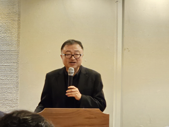 고명수 한국알뜰통신사업자협회 신임 회장이 4일 서울 종로구 설가온에서 열린 기자 초청 자리에서 알뜰폰 협회 계획을 소개하고 있다. 김나인 기자